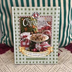 Gooseberry Patch Christmas craft book. Volume  7